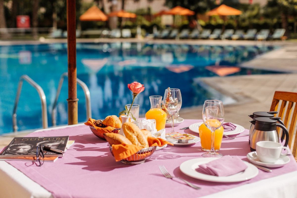 Breakfast by the swimming pool 