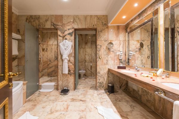 Royal Suite - Bathroom details: Double washbasin